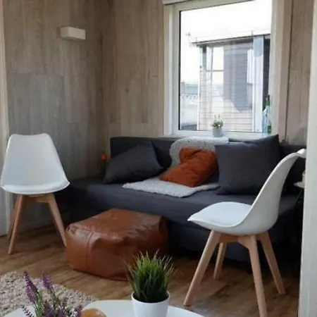 Vacation House Max For 4 Persons, 350 M From The Sea, In Pollentier Park キャンプ場 ミデルケルケ